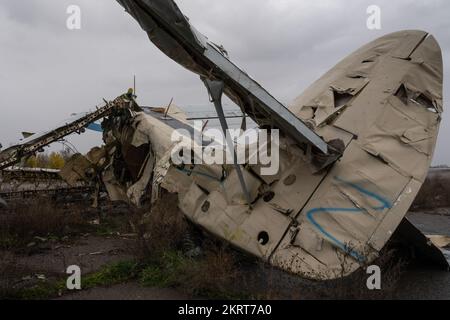 Kherson, Ukraine. 21.. November 2022. Der Buchstabe „Z“ wurde auf einem beschädigten Flugzeug auf dem Flughafen von Kherson gesehen. Obwohl russische Truppen geflohen sind und den strategischen Standort verlassen haben, wurde der Flughafen Kherson mit Trümmern zurückgelassen, da ukrainische Truppen während der Besetzung die einst russische Basis angegriffen hatten. Der Flughafen war einst ein ziviler und militärischer Flughafen. Kredit: SOPA Images Limited/Alamy Live News Stockfoto