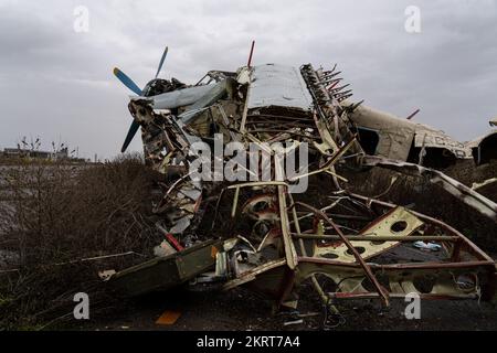 Kherson, Ukraine. 21.. November 2022. Ein Flugzeugwrack wurde auf dem Flughafen von Kherson gesehen. Obwohl russische Truppen geflohen sind und den strategischen Standort verlassen haben, wurde der Flughafen Kherson mit Trümmern zurückgelassen, da ukrainische Truppen während der Besetzung die einst russische Basis angegriffen hatten. Der Flughafen war einst ein ziviler und militärischer Flughafen. Kredit: SOPA Images Limited/Alamy Live News Stockfoto