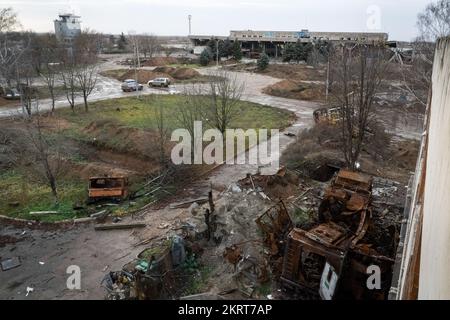 Kherson, Ukraine. 21.. November 2022. Autowracks wurden auf dem verlassenen Flughafen von Kherson gesehen. Obwohl russische Truppen geflohen sind und den strategischen Standort verlassen haben, wurde der Flughafen Kherson mit Trümmern zurückgelassen, da ukrainische Truppen während der Besetzung die einst russische Basis angegriffen hatten. Der Flughafen war einst ein ziviler und militärischer Flughafen. Kredit: SOPA Images Limited/Alamy Live News Stockfoto