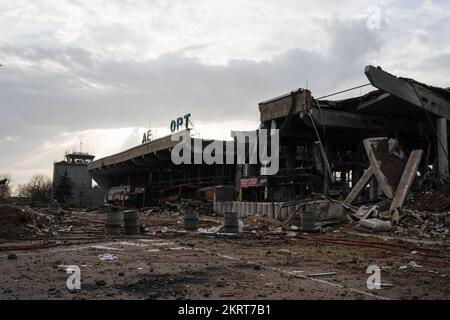 Kherson, Ukraine. 21.. November 2022. Die Fassade des beschädigten Flughafengebäudes in Kherson. Obwohl russische Truppen geflohen sind und den strategischen Standort verlassen haben, wurde der Flughafen Kherson mit Trümmern zurückgelassen, da ukrainische Truppen während der Besetzung die einst russische Basis angegriffen hatten. Der Flughafen war einst ein ziviler und militärischer Flughafen. Kredit: SOPA Images Limited/Alamy Live News Stockfoto