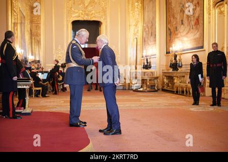 Simon Wain-Hobson, Professor für molekulare Retrovirologie am Pasteur Institute in Paris, wird von König Karl III. Zum Offizier des Ordens des Britischen Reiches am Schloss Windsor ernannt. Der Preis war für Leistungen der Virologie. Foto: Dienstag, 29. November 2022. Stockfoto