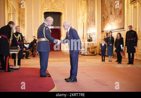 Simon Wain-Hobson, Professor für molekulare Retrovirologie am Pasteur Institute in Paris, wird von König Karl III. Zum Offizier des Ordens des Britischen Reiches am Schloss Windsor ernannt. Der Preis war für Leistungen der Virologie. Foto: Dienstag, 29. November 2022. Stockfoto