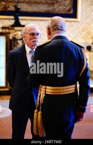 Simon Wain-Hobson, Professor für molekulare Retrovirologie am Pasteur Institute in Paris, wird von König Karl III. Zum Offizier des Ordens des Britischen Reiches am Schloss Windsor ernannt. Der Preis war für Leistungen der Virologie. Foto: Dienstag, 29. November 2022. Stockfoto