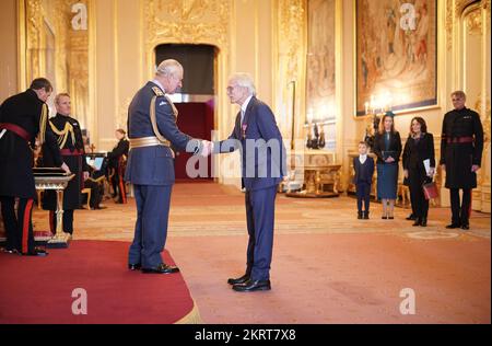 Simon Wain-Hobson, Professor für molekulare Retrovirologie am Pasteur Institute in Paris, wird von König Karl III. Zum Offizier des Ordens des Britischen Reiches am Schloss Windsor ernannt. Der Preis war für Leistungen der Virologie. Foto: Dienstag, 29. November 2022. Stockfoto