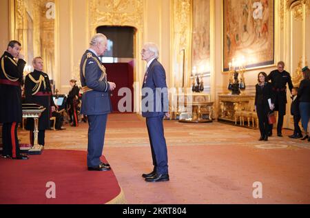 Simon Wain-Hobson, Professor für molekulare Retrovirologie am Pasteur Institute in Paris, wird von König Karl III. Zum Offizier des Ordens des Britischen Reiches am Schloss Windsor ernannt. Der Preis war für Leistungen der Virologie. Foto: Dienstag, 29. November 2022. Stockfoto