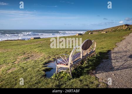 Die Gedenkbank wurde auf dem Headland platziert, um dem Tod des britischen Champions Surfer Randall Hayes Davies in Newquay in Cornwall in en zu gedenken Stockfoto