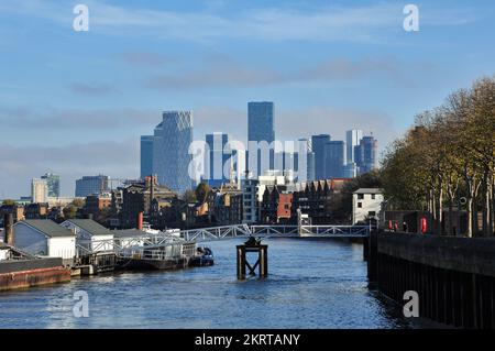 Südliches Ufer der Themse, Blick nach Osten auf den Cherry Garden Pier und in Richtung des Finanzviertels Canary Wharf, London, England, Großbritannien Stockfoto