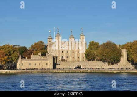 Der Tower of London vom Südufer der Themse aus gesehen, London, England, Großbritannien Stockfoto