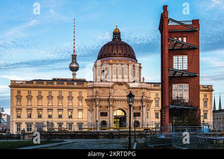 Rekonstruktion der Ecke Schinkels Bauakademie und Berliner Palast-Rekonstruktion als Humboldt-Forum, Mitte, Berlin, Deutschland Stockfoto