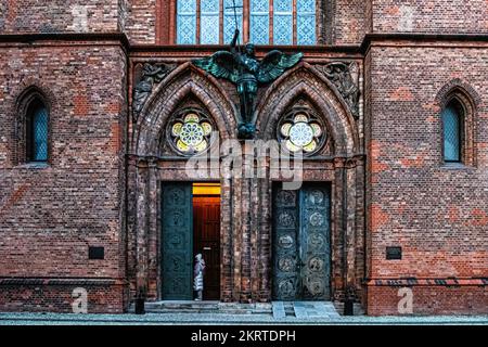 Eingang Friedrichswerder Kirche. Neogotische rote Backsteinkirche des Architekten Karl Friedrich Schinkel, erbaut 1824-1831, Werderscher Markt, Mitte, Berlin Stockfoto