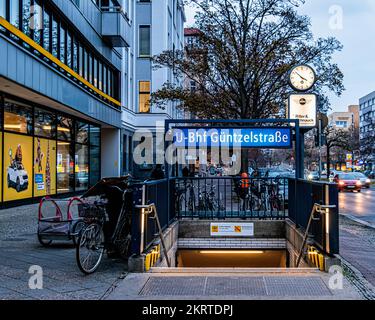 U-Güntzelstraße, Berliner U-Bahn-Bahnhof der Linie U9, Wilmersdorf, Berlin entworfen vom Architekten Rainer G. Rümmler und eröffnet am 29. Januar 1971 Stockfoto