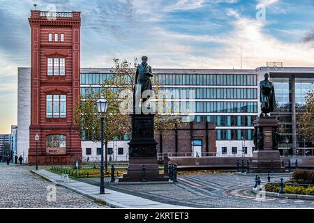 Schinkelplatz, Platz mit rekonstruierter Ecke der Bauakedemie-Fassade und Gedenkstatuen von Karl Friedrich Schinkel und Peter Christian Wilhelm Beuth Stockfoto