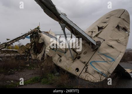 Kherson, Ukraine. 21.. November 2022. Der Buchstabe „Z“ wurde auf einem beschädigten Flugzeug auf dem Flughafen von Kherson gesehen. Obwohl russische Truppen geflohen sind und den strategischen Standort verlassen haben, wurde der Flughafen Kherson mit Trümmern zurückgelassen, da ukrainische Truppen während der Besetzung die einst russische Basis angegriffen hatten. Der Flughafen war einst ein ziviler und militärischer Flughafen. (Foto: Ashley Chan/SOPA Images/Sipa USA) Guthaben: SIPA USA/Alamy Live News Stockfoto