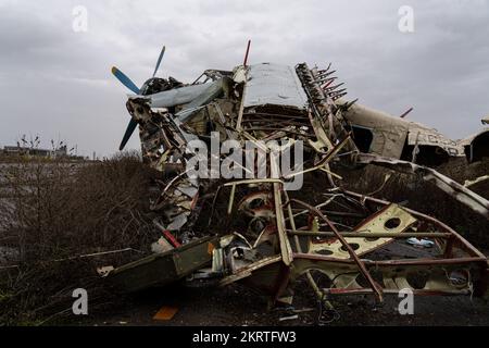 Kherson, Ukraine. 21.. November 2022. Ein Flugzeugwrack wurde auf dem Flughafen von Kherson gesehen. Obwohl russische Truppen geflohen sind und den strategischen Standort verlassen haben, wurde der Flughafen Kherson mit Trümmern zurückgelassen, da ukrainische Truppen während der Besetzung die einst russische Basis angegriffen hatten. Der Flughafen war einst ein ziviler und militärischer Flughafen. (Foto: Ashley Chan/SOPA Images/Sipa USA) Guthaben: SIPA USA/Alamy Live News Stockfoto