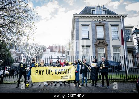 DEN HAAG - Mitglieder von Amnesty International, bevor sie der Botschaft von Katar Unterschriften anboten. Die Menschenrechtsorganisation fordert Katar und die FIFA auf, die betroffenen Wanderarbeitnehmer, die die Weltmeisterschaft ermöglicht haben, zu entschädigen. ANP BART MAAT niederlande out - belgien out Stockfoto