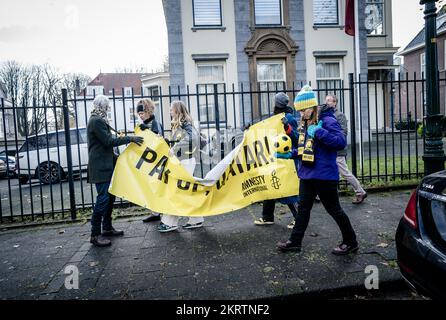 DEN HAAG - Mitglieder von Amnesty International, bevor sie der Botschaft von Katar Unterschriften anboten. Die Menschenrechtsorganisation fordert Katar und die FIFA auf, die betroffenen Wanderarbeitnehmer, die die Weltmeisterschaft ermöglicht haben, zu entschädigen. ANP BART MAAT niederlande out - belgien out Stockfoto