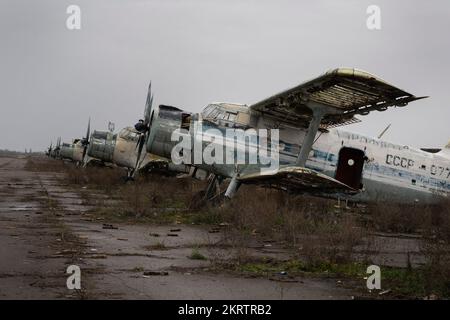 Kherson, Ukraine. 21.. November 2022. Am Flughafen Kherson wurden mehrere beschädigte Flugzeuge vorgefunden. Obwohl russische Truppen geflohen sind und den strategischen Standort verlassen haben, wurde der Flughafen Kherson mit Trümmern zurückgelassen, da ukrainische Truppen während der Besetzung die einst russische Basis angegriffen hatten. Der Flughafen war einst ein ziviler und militärischer Flughafen. (Kreditbild: © Ashley Chan/SOPA Bilder über ZUMA Press Wire) Stockfoto