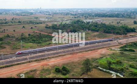 (221129) -- VIENTIANE, 29. Nov. 2022 (Xinhua) -- Dieses Luftfoto wurde am 25. Nov. 2022 aufgenommen und zeigt einen Lane Xang EMU (Electric Multiple Unit)-Zug, der auf der China-Laos Railway im Vorort Vientiane, Laos, verkehrt. PASSEND zu „Feature: China-Laos Railway steigert Reisen, fördert Tourismus in Laos“ (Foto von Kaikeo Saiyasane/Xinhua) Stockfoto