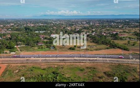 (221129) -- VIENTIANE, 29. Nov. 2022 (Xinhua) -- Dieses Luftfoto wurde am 25. Nov. 2022 aufgenommen und zeigt einen Lane Xang EMU (Electric Multiple Unit)-Zug, der auf der China-Laos Railway im Vorort Vientiane, Laos, verkehrt. PASSEND zu „Feature: China-Laos Railway steigert Reisen, fördert Tourismus in Laos“ (Foto von Kaikeo Saiyasane/Xinhua) Stockfoto