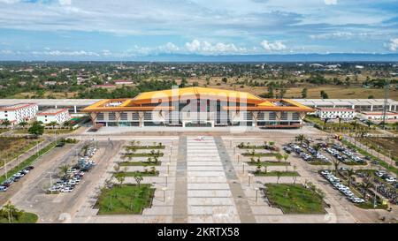 (221129) -- VIENTIANE, 29. November 2022 (Xinhua) -- Dieses Luftfoto wurde am 25. November 2022 aufgenommen und zeigt den Bahnhof Vientiane in Vientiane, Laos. PASSEND zu „Feature: China-Laos Railway steigert Reisen, fördert Tourismus in Laos“ (Foto von Kaikeo Saiyasane/Xinhua) Stockfoto