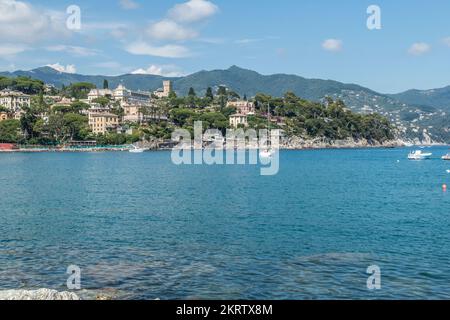 Das Meer mit wunderschönen alten Häusern in Santa Margherita Ligure Stockfoto