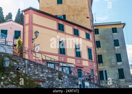 Schönes Haus mit bemalter Fassade in Santa Margherita Ligure Stockfoto