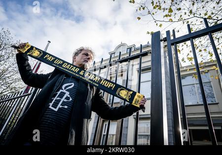 DEN HAAG - Mitglieder von Amnesty International, bevor sie der Botschaft von Katar Unterschriften anboten. Die Menschenrechtsorganisation fordert Katar und die FIFA auf, die betroffenen Wanderarbeitnehmer, die die Weltmeisterschaft ermöglicht haben, zu entschädigen. ANP BART MAAT niederlande out - belgien out Stockfoto