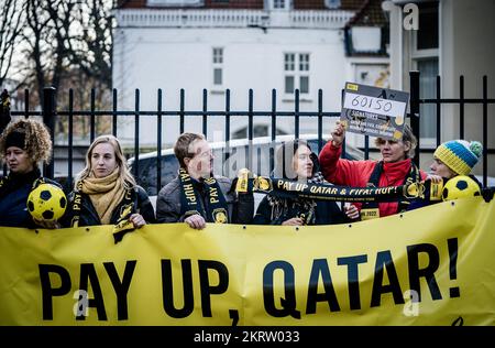 DEN HAAG - Mitglieder von Amnesty International, bevor sie der Botschaft von Katar Unterschriften anboten. Die Menschenrechtsorganisation fordert Katar und die FIFA auf, die betroffenen Wanderarbeitnehmer, die die Weltmeisterschaft ermöglicht haben, zu entschädigen. ANP BART MAAT niederlande out - belgien out Stockfoto