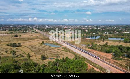 (221129) -- VIENTIANE, 29. Nov. 2022 (Xinhua) -- Dieses Luftfoto wurde am 25. Nov. 2022 aufgenommen und zeigt einen Lane Xang EMU (Electric Multiple Unit)-Zug, der auf der China-Laos Railway im Vorort Vientiane, Laos, verkehrt. PASSEND zu „Feature: China-Laos Railway steigert Reisen, fördert Tourismus in Laos“ (Foto von Kaikeo Saiyasane/Xinhua) Stockfoto