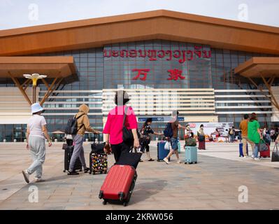 (221129) -- VIENTIANE, 29. November 2022 (Xinhua) -- Passagiere gehen zum Eingang des Bahnhofs Vientiane in Vientiane, Laos, 25. November 2022. PASSEND zu „Feature: China-Laos Railway steigert Reisen, fördert Tourismus in Laos“ (Foto von Kaikeo Saiyasane/Xinhua) Stockfoto