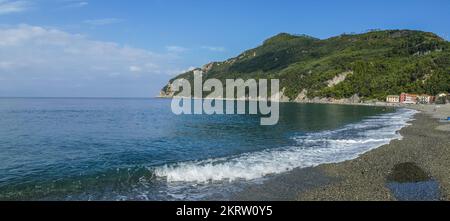 Der Strand von Riva Trigoso in Sestri Levante mit klaren Blaues Wasser Stockfoto