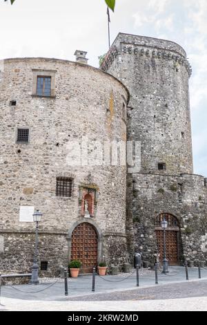 Varese Ligure, Italien - 07/01/2020: Der Turm einer Burg Stockfoto