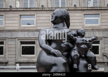 OVIEDO, SPANIEN - 10. AUGUST 2021: Skulptur La Maternidad (Bildhauer: Fernando Botero) Stockfoto