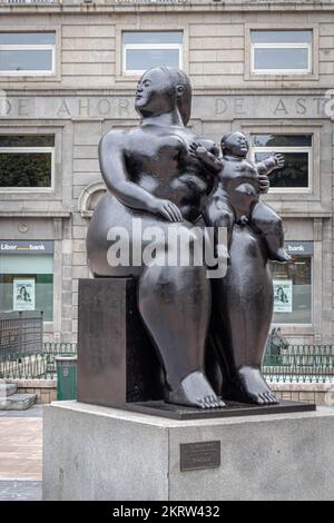OVIEDO, SPANIEN - 10. AUGUST 2021: Skulptur La Maternidad (Bildhauer: Fernando Botero) Stockfoto