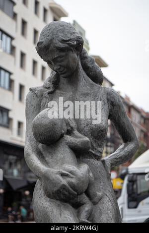 OVIEDO, SPANIEN - 10. AUGUST 2021: Maternidad Skulptur (Bildhauer: Sebastian Miranda Perez-Herce) Stockfoto