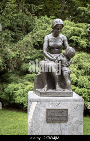 OVIEDO, SPANIEN - 10. AUGUST 2021: Maternidad Skulptur (Bildhauer: Felix Alonso Arena) Stockfoto