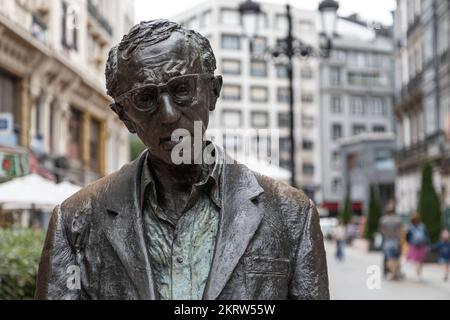 OVIEDO, SPANIEN - 10. AUGUST 2021: Denkmal für Woody Allen (Bildhauer: Vicente Santarua) Stockfoto