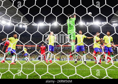 Doha, Katar. 29.. November 2022. Alisson Becker aus Brasilien spart beim FIFA-Weltmeisterschaftsspiel Katar 2022 Gruppe G zwischen Brasilien und der Schweiz am 28. November 2022 im Stadium 974 in Doha, Katar. Foto von Peter Dovgan. Nur redaktionelle Verwendung, Lizenz für kommerzielle Verwendung erforderlich. Keine Verwendung bei Wetten, Spielen oder Veröffentlichungen von Clubs/Ligen/Spielern. Kredit: UK Sports Pics Ltd/Alamy Live News Stockfoto