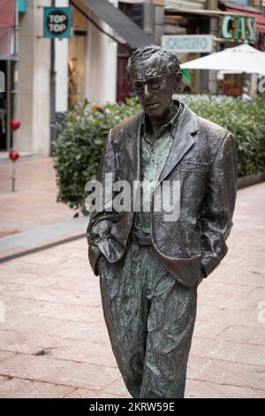 OVIEDO, SPANIEN - 10. AUGUST 2021: Denkmal für Woody Allen (Bildhauer: Vicente Santarua) Stockfoto
