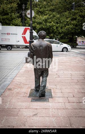 OVIEDO, SPANIEN - 10. AUGUST 2021: Denkmal für Woody Allen (Bildhauer: Vicente Santarua) Stockfoto