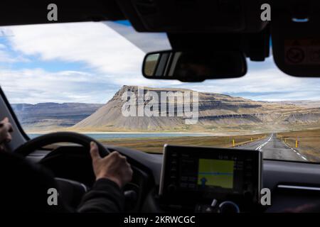 Panoramablick auf die isländische Ringstraße mit natürlicher Landschaft von der Windschutzscheibe des Fahrers im Auto Stockfoto