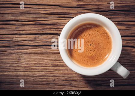 Kleine Tasse Espresso-Crema auf Holz Stockfoto