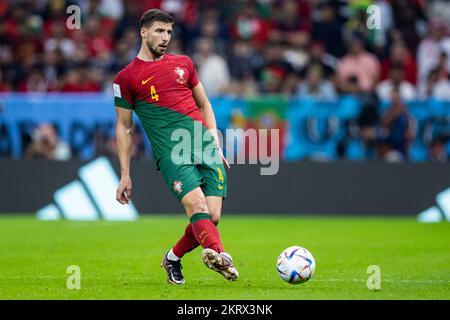 Lusail, Katar. 28.. November 2022. Fußball: Weltmeisterschaft, Portugal - Uruguay, Vorrunde, Gruppe H, Spieltag 2, Lusail ikonisches Stadion, Portugals Ruben Dias in Aktion. Kredit: Tom Weller/dpa/Alamy Live News Stockfoto