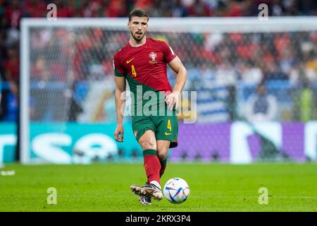 Lusail, Katar. 28.. November 2022. Fußball: Weltmeisterschaft, Portugal - Uruguay, Vorrunde, Gruppe H, Spieltag 2, Lusail ikonisches Stadion, Portugals Ruben Dias in Aktion. Kredit: Tom Weller/dpa/Alamy Live News Stockfoto