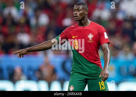 Lusail, Katar. 28.. November 2022. Fußball: Weltmeisterschaft, Portugal - Uruguay, Vorrunde, Gruppe H, Spieltag 2, Lusail-Stadion, Portugals Gesten von Nuno Mendes. Kredit: Tom Weller/dpa/Alamy Live News Stockfoto