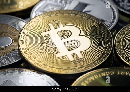 Bitcoin- und alt-Münzen aus nächster Nähe. Kryptowährungskonzept Stockfoto