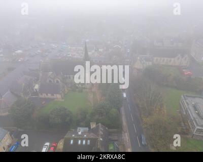 Otley, Großbritannien. 29.. November 2022. UK Weather - Luftaufnahme von nebligen und kalten Witterungsbedingungen in Otley, in der Nähe von Leeds, West Yorkshire. Eine normalerweise geschäftige Marktstadt ist träge und ruhig inmitten winterlicher Bedingungen. Dichter Nebel zieht sich weiter über den Norden Englands. Kredit: Bradley Taylor / Alamy News Stockfoto