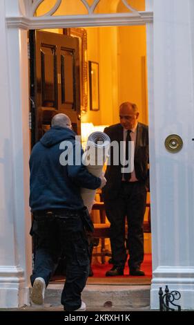 London, Großbritannien. 29.. November 2022. Teppiche gehen in die Downing Street 11 London. Kredit: Ian Davidson/Alamy Live News Stockfoto