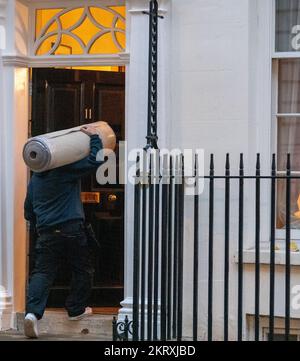 London, Großbritannien. 29.. November 2022. Teppiche gehen in die Downing Street 11 London. Kredit: Ian Davidson/Alamy Live News Stockfoto