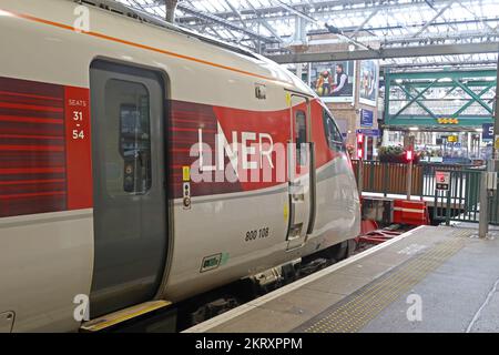 LNER, London North Eastern Railway Train 800108 Azuma Engine, am Waverley Bahnhof, Edinburgh City Centre, Schottland, UK, EH1 3EG Stockfoto